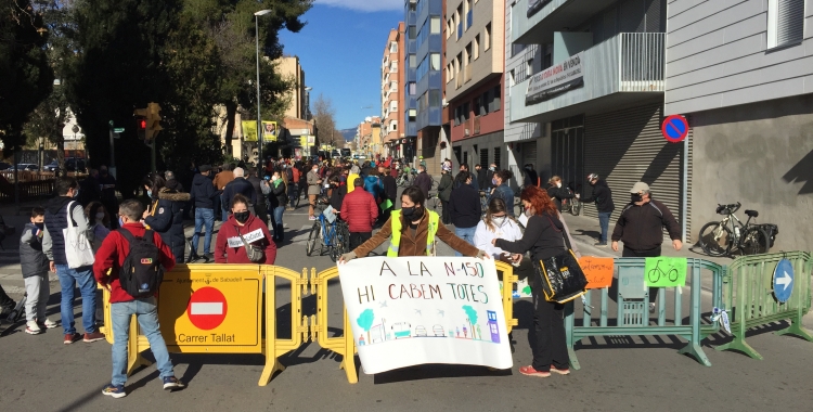 Tallen la carretera de Barcelona durant 3 hores per reclamar més espais verds | Ràdio Sabadell
