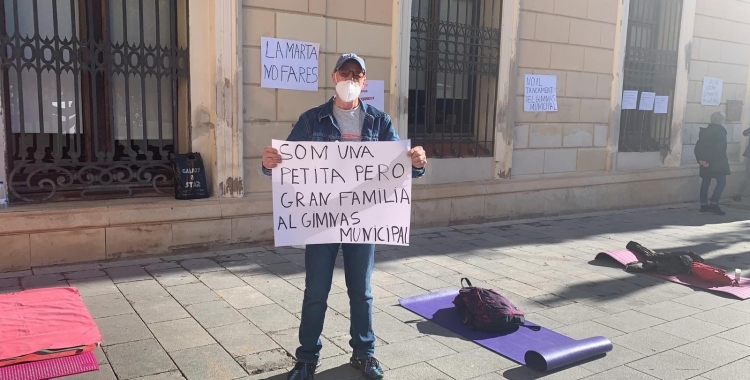 Treballadors i usuaris del Gimnàs protestant a la plaça Sant Roc | Mireia Sans
