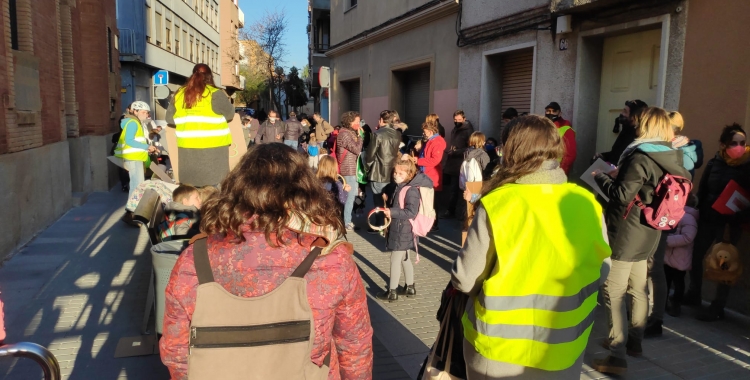 L'AMPA de l'Escola Enric Casassas talla el carrer Les Paus | Pau Duran