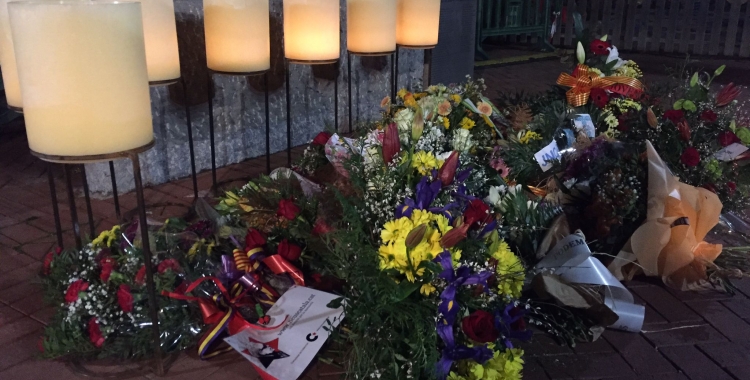 Ofrena floral a la plaça de Montserrat Roig | Ràdio Sabadell 