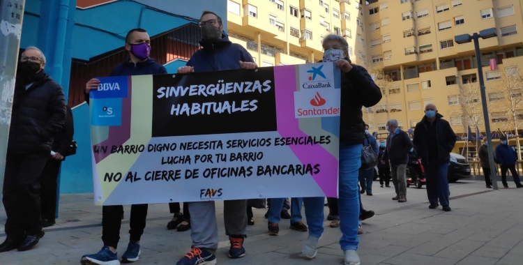 200 persones protesten contra el tancament de l'oficina del BBVA a Can Deu | Pau Duran