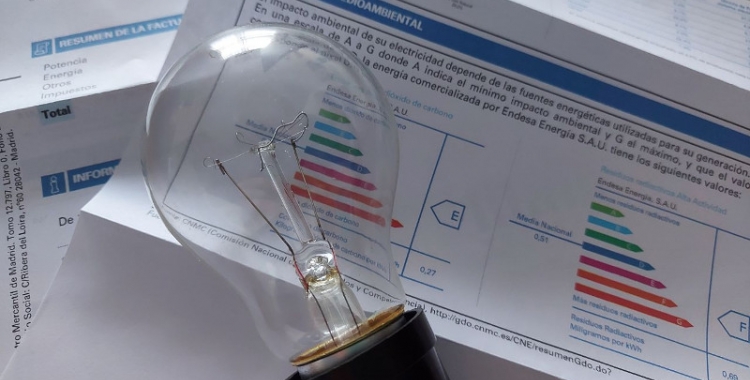 Una bombeta amb una factura elèctrica/ Karen Madrid