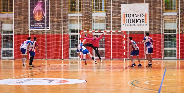 Isidre Campanyà, llançant un penal | Handbol Sant Joan Despí