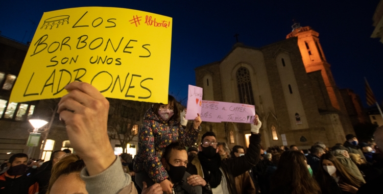 Un miler de persones demanen la llibertat del raper lleidatà Pablo Hasél a la plaça Sant Roc | Roger Benet