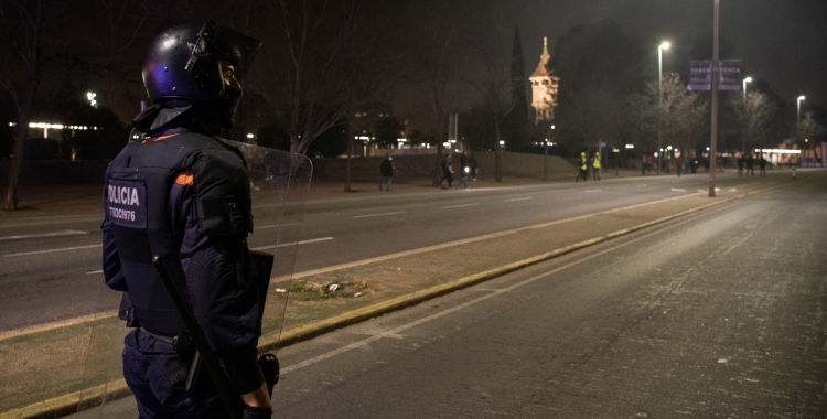 Un agent de la Brigada Mòbil a la Gran Via mirant els manifestants | Roger Benet