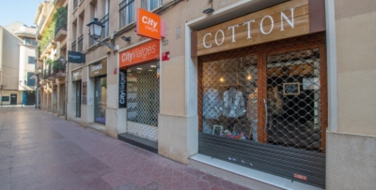 Imatge de comerços tancats al carrer Sant Antoni | Roger Benet