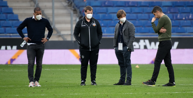 Juvenal Edjogo, Ignasi Salafranca, Jose Manzanera i Antonio Hidalgo rumiant després del partit a l'RCDE Stadium | Roger Benet