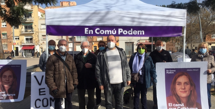 Joan Mena (al centre) fent campanya a Ca n'Oriac aquest matí | Ràdio Sabadell 