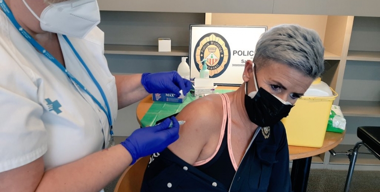 Una agent de la Policia Municipal vacunant-se | Cedida