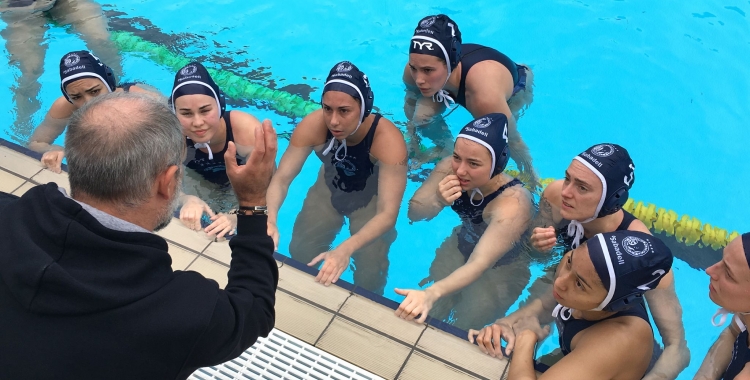 Imatge del femení a la piscina del 'Medi' | @cnswaterpolo