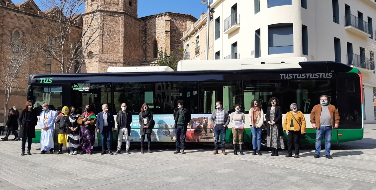 Polítics i participnats en l'acte d'aquest matí davant d'un dels vehicles logotipats | Cedida