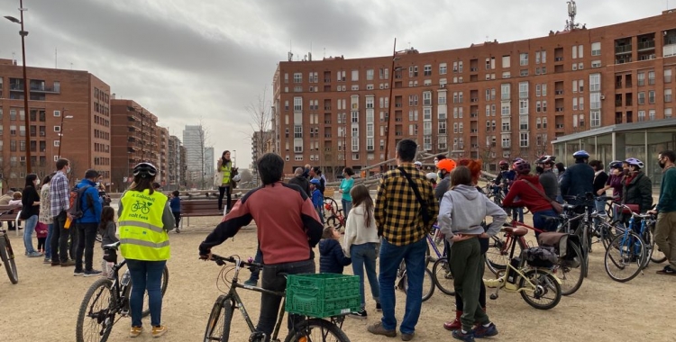 Els ciclisres abans de sortir de la plaça d'Espanya | Dani Marinova