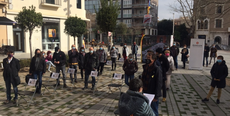 Els concentrats han recreat amb cadires els nom dels encausats locals | Ràdio Sabadell