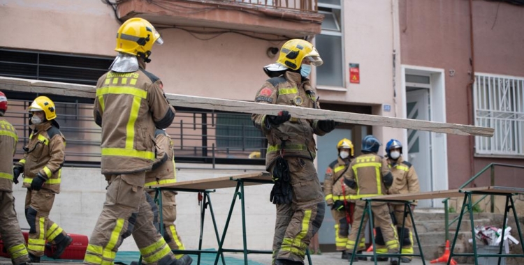 Imatge dels bombers treballant en el número 37 del carrer Turina | Roger Benet