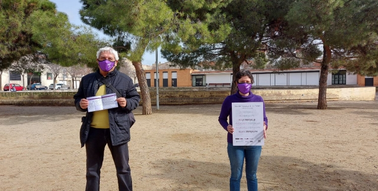 Morell i un integrant de la Taula d'Igualtat de Gènere, a la plaça del Treball/ Karen Madrid