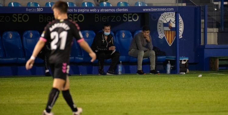 Antonio Hidalgo observa Aarón Rey en el partit de la primera volta al Toralín de Ponferrada | Roger Benet