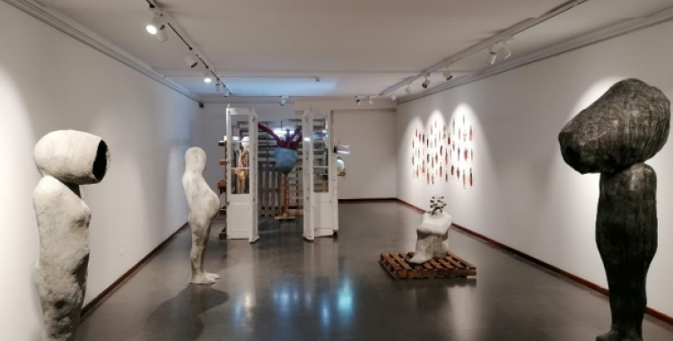 El cub Blanc: Co[vu]s de Gil Gelpi reflexiona sobre l'instint primitiu de busca refugi, una 'cova' on viure 