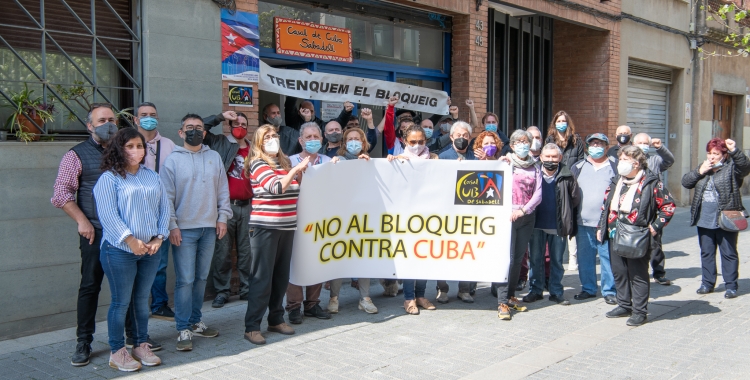 Protesta per reclamar la fi del "bloqueig" a Cuba al Casal Cubà | Roger Benet