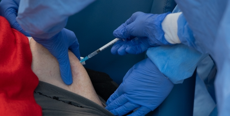 Sanitaris vacunant una persona | Roger Benet