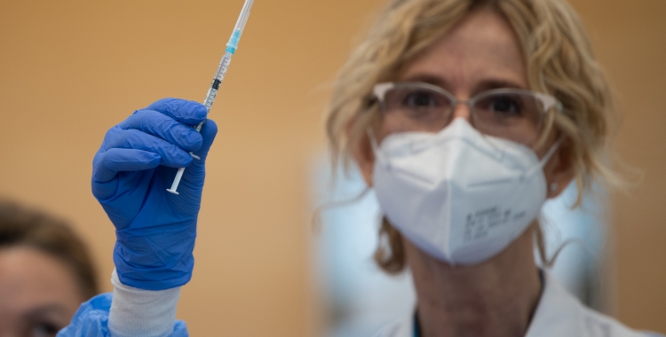 Una sanitària amb la vacuna contra la Covid-19 | Roger Benet