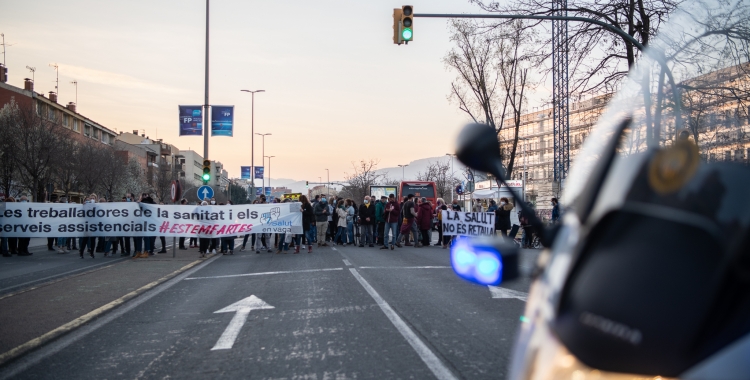 Un centenar de participants de la vaga sanitària tallen la Gran Via | Roger Benet