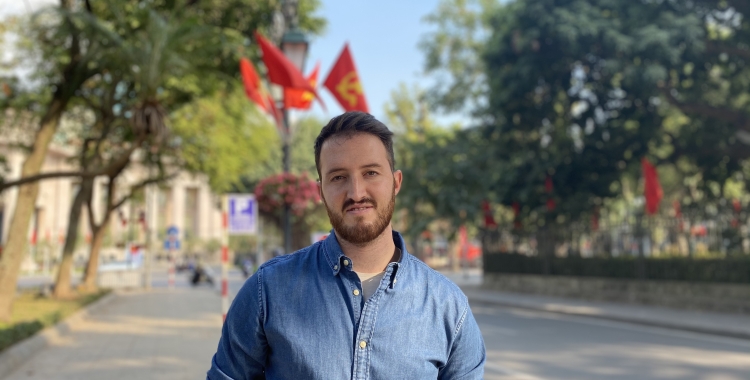 Al seu primer llibre, Prats ens proposa viatjar fins al sud-est asiàtic, per conèixer com viuen en l'actualitat els antics conreadors d'opi