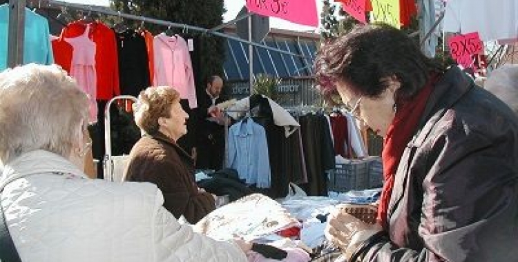 Unes clientes al mercat ambulant | Cedida