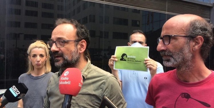 Imatge de Benet Salellas i Joan Jubany a les portes dels Jutjats de Sabadell | Roger Benet