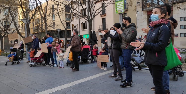 Una quarantena de mares i pares del districte escolar del Centre denuncien la manca de places d'escola pública a P-3 | Pau Duran