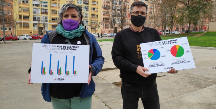 Els regidors Nani Valero i Lluís Perarnau, presentant l'estudi sobre el PAM, a la plaça de Tierno Galván | Pau Duran