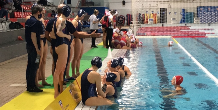 El tècnic David Palma dóna instruccions a les jugadores durant un temps mort | @cnswaterpolo