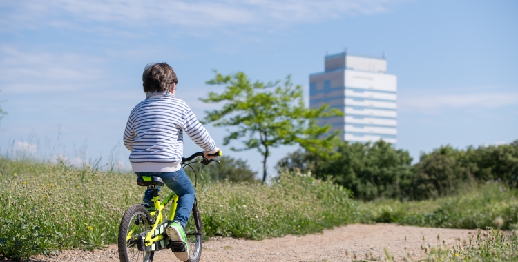 Un nen amb bicicleta pel Parc Catalunya | Roger Benet