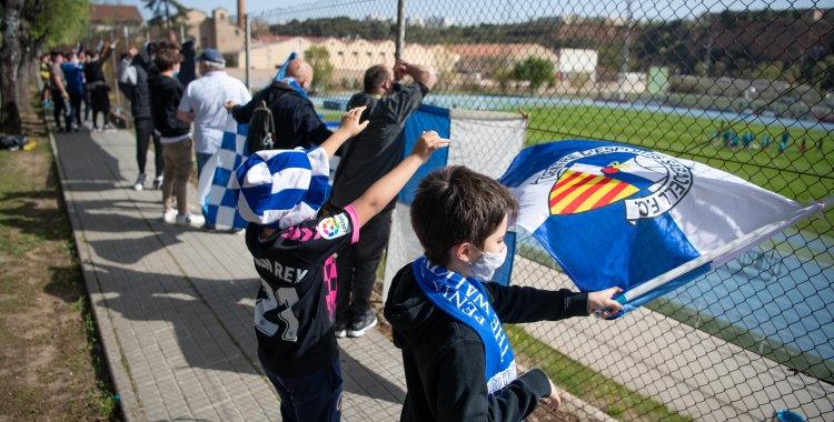 Afició arlequinada seguint des de la tanca un entrenament a Sant Oleguer | Roger Benet