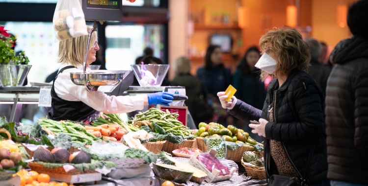 Una dona comprant al Mercat Central | Roger Benet 