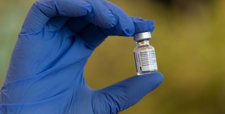 Imatge de la vacuna de Pfizer contra la Covid-19 | Roger Benet