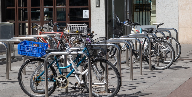 Bicicletes aparcades al Passeig de la Plaça Major | Roger Benet