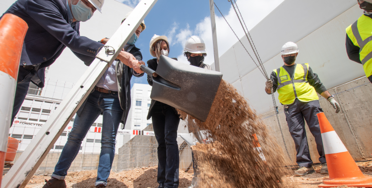 Marta Farrés i el seu equip, posant la primera pedra de la nova promoció/ Roger Benet