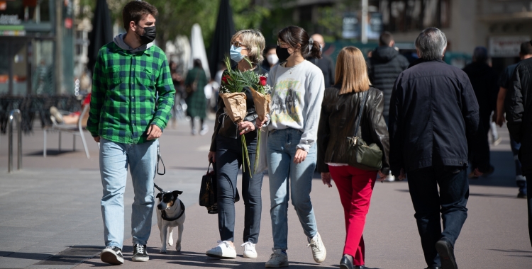 Els sabadellencs prenen els carrers amb roses i llibres a la mà | Roger Benet