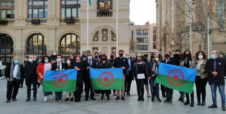 Foto de família amb els participants a l'acte a la plaça del Doctor Robert | Ajuntament de Sabadell