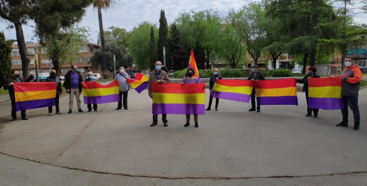 Membres de Podem a la plaça de les Dones del Tèxtil, en l'aniversari de la Segona República | Pau Duran