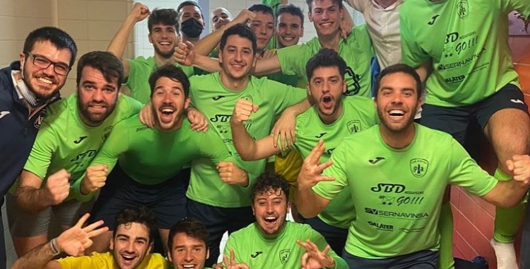 Foto de la celebració de la victòria escolàpia contra l'Aliança Mataró | Futsalpia