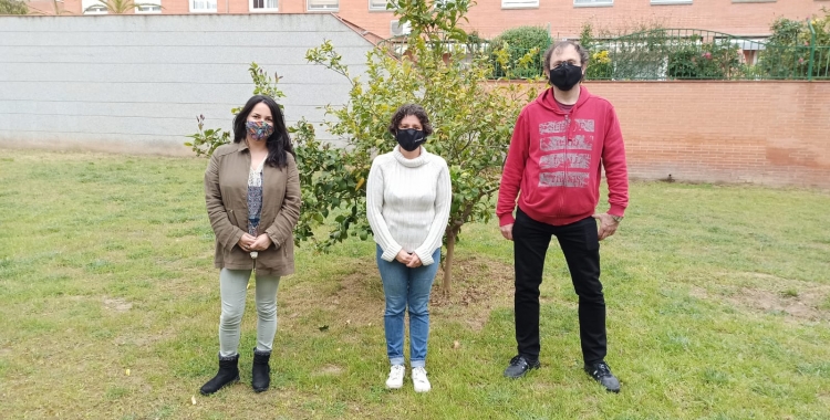 Marta Morell (al centre) acompanyada dels responsables de l'Espai Jove de la Creu de Barberà, Cristina Martínez i  Joan Gasull | Pere Gallifa