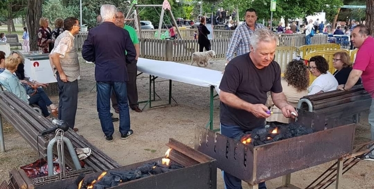 El veïnat de Nostra Llar de Sant Oleguer en una festa Major passada | Cedida