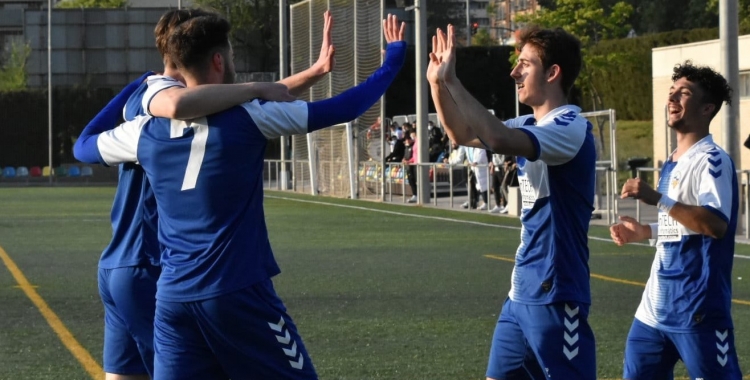 Els jugadors del filial celebren ahir el 0-8 al camp del Tibidabo | Críspulo Díaz