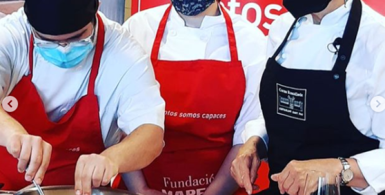 Alumnes de l'escola d'educació especial Xaloc i la xef Carme Ruscalleda cuinen una recepta per promoure la inserció laboral del col·lectiu