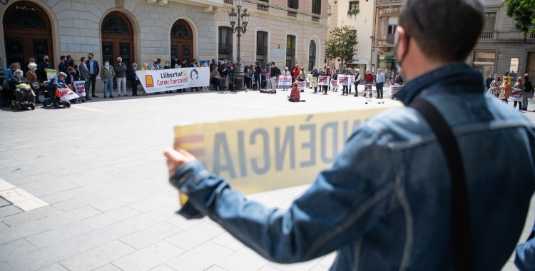 La plaça Sant Roc, amb els manifestants en suport a Forcadell/ Roger Benet
