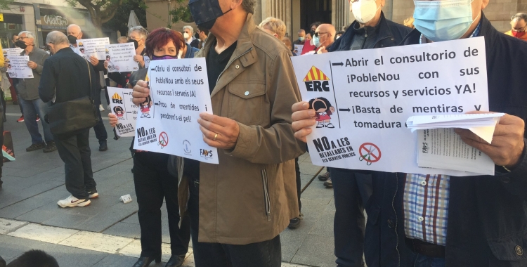 Imatge de dos manifestans aquesta tarda | Ràdio Sabadell  