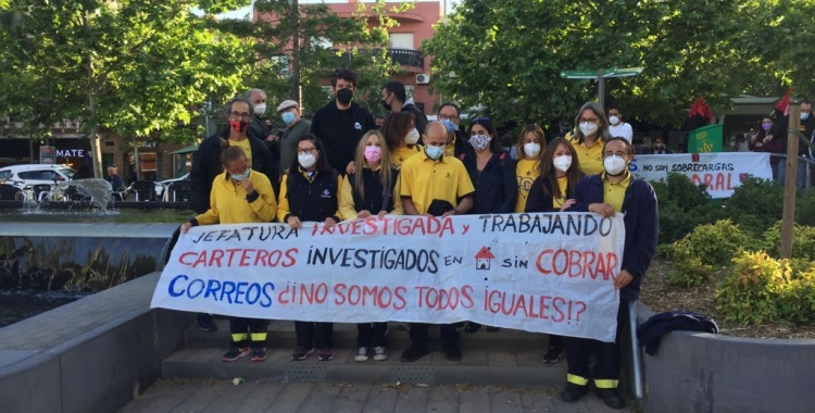 Els vaguistes amb la pancarta aquesta tarda | Ràdio Sabadell