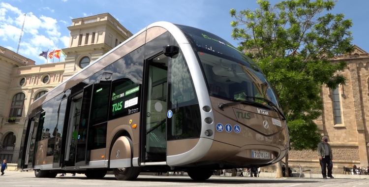 L'autobús elèctric que s'està provant a Sabadell, a la plaça Doctor Robert/ Roger Benet