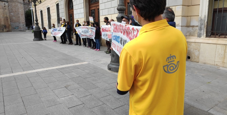 Part dels convocats han desplegat pancartes davant de l'Ajuntament, on s'ha llegit el manifest | Pau Duran